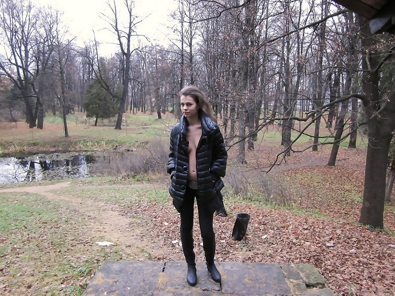 В Питерском парке совершеннолетняя модель разделась