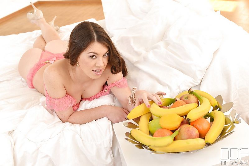 На кровати бестия жарит бананами сразу две дырки